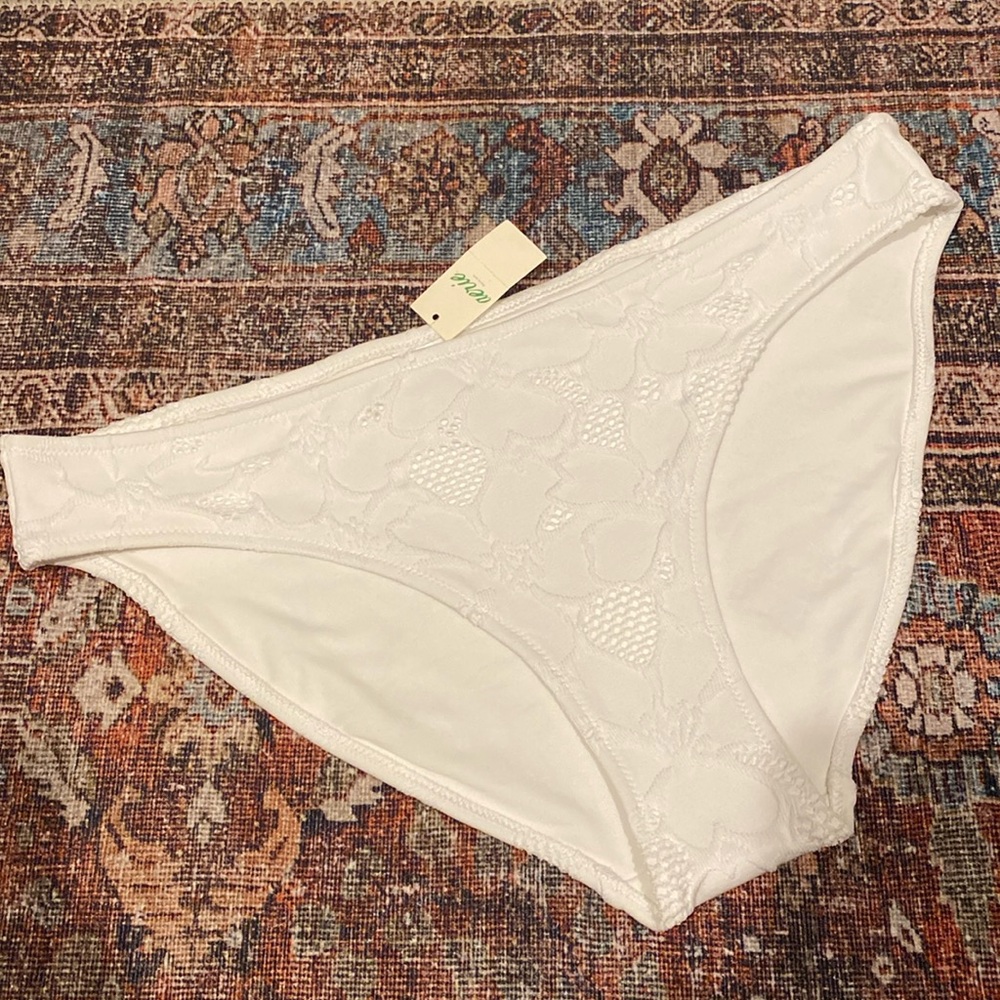 NWT Aerie Eyelet Cutout White On White Floral Design Bikini Bottoms. Size Large.